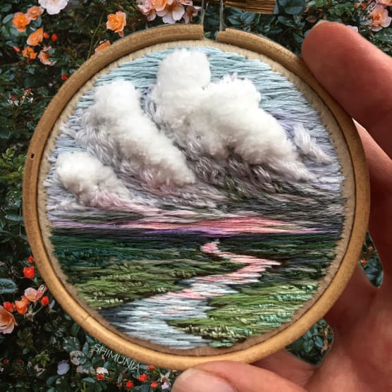 Shimunia: Pintando coloridos paisajes con aguja e hilo